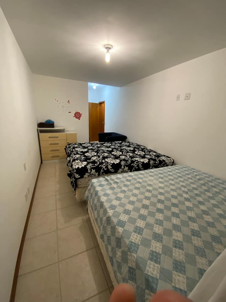 Apartmán 01 s manželskou posteľou veľkosti King, manželskou posteľou a pohovkou na čítanie . Má komodu a chladený vzduch. 