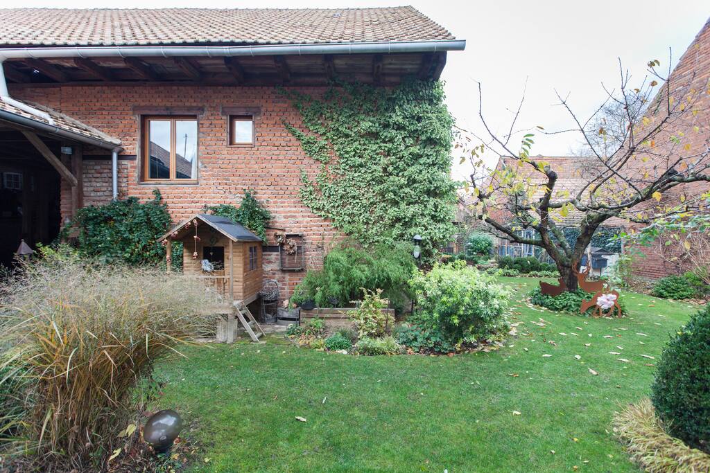 Le gîte, côté sud (novembre) / The cottage, to the south (November)
