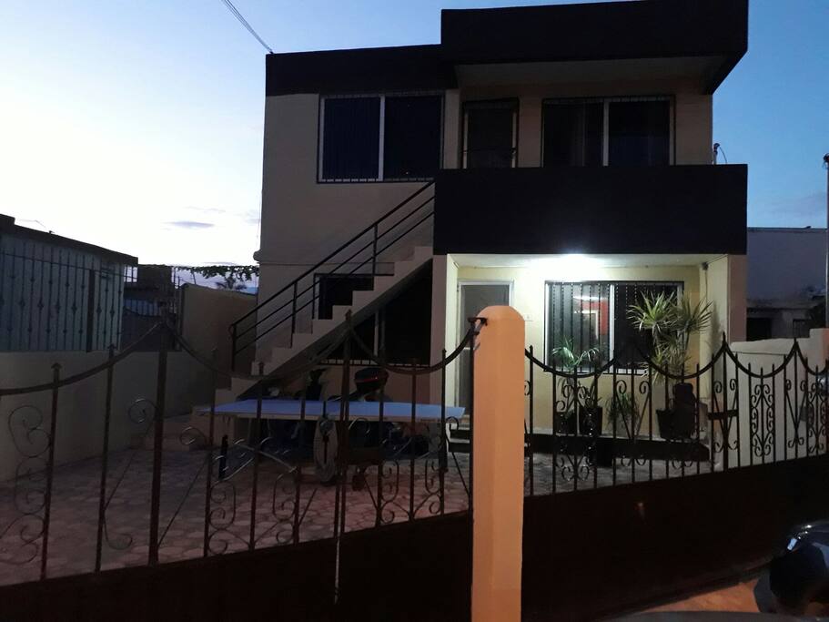 El frente con espacio para estacionarse y mesa de Ping pong disponible.