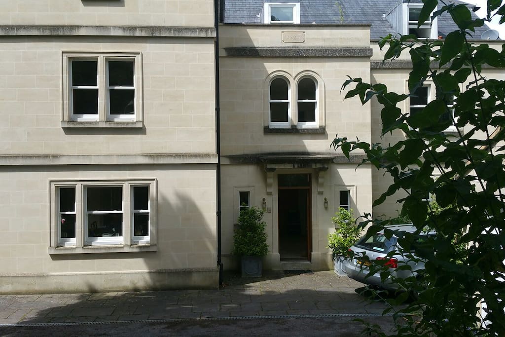 Italianate villa in leafy area of Bath