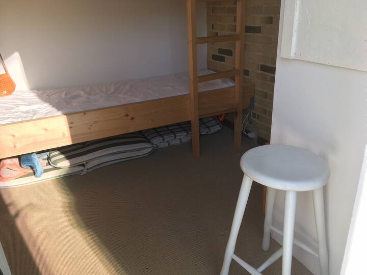 第三间卧室配有小双层床和面向南露台的门