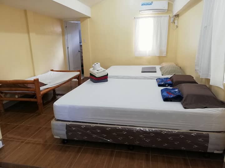 Მაქსიმუმ 6 ადამიანი, დამატებითი ადამიანი იყენებს იატაკის მატრასს. ფართო საძინებელი