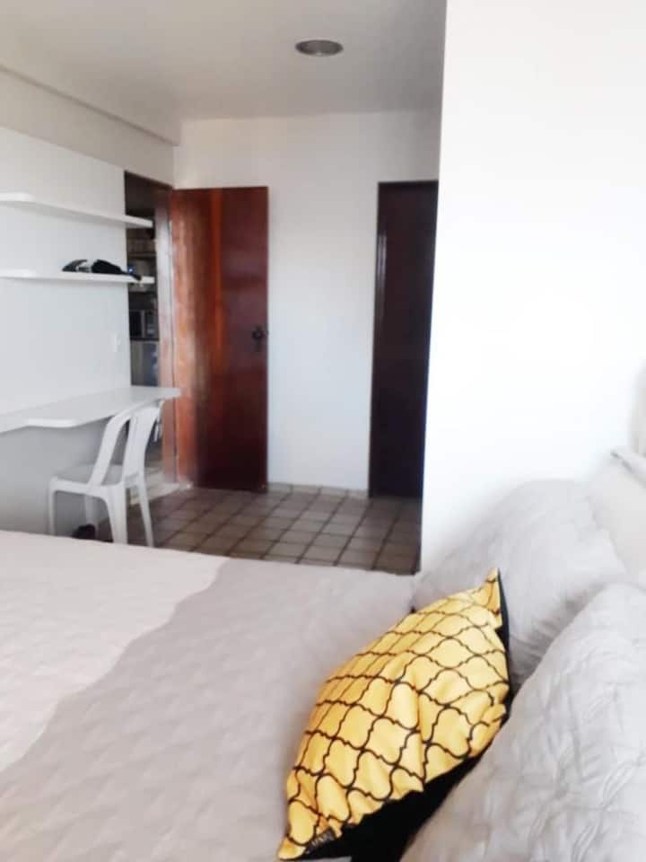 Habitación suite con cama tamaño queen + suite. Aire acondicionado 