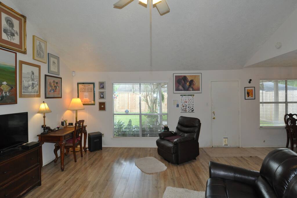 Family Room w/Desk