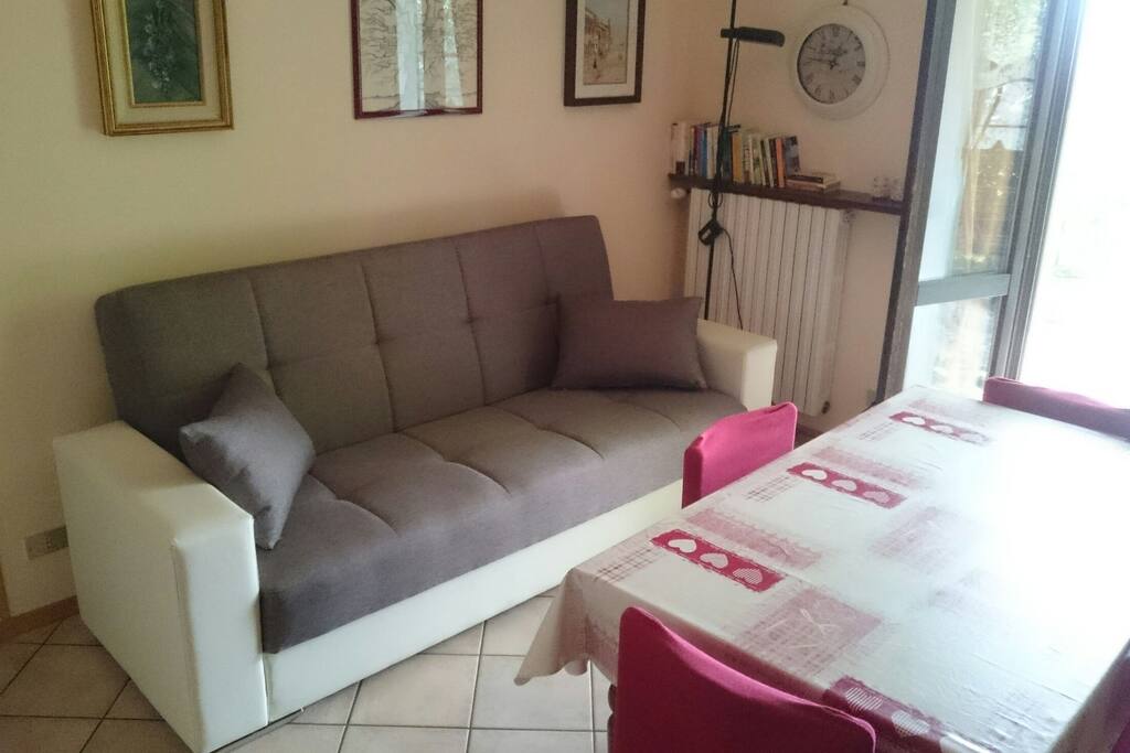 Il divano letto in grado di ospitare un adulto o due bambini.