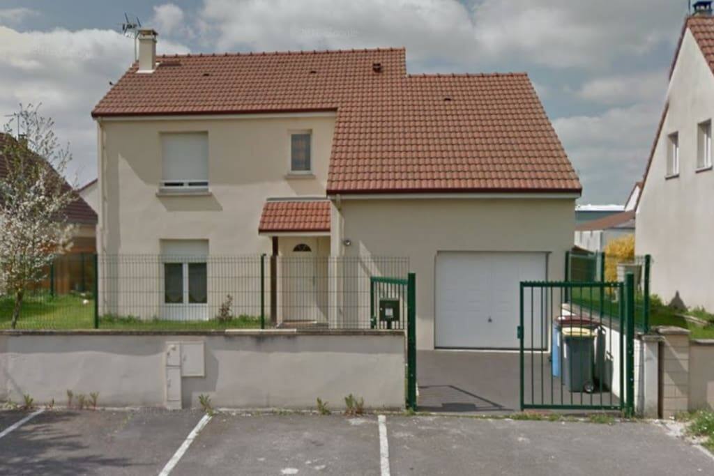 bienvenue dans mon logement avec petit jardin pour profiter du soleil.