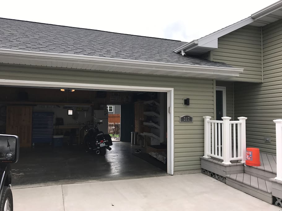 2 1/2 car garage