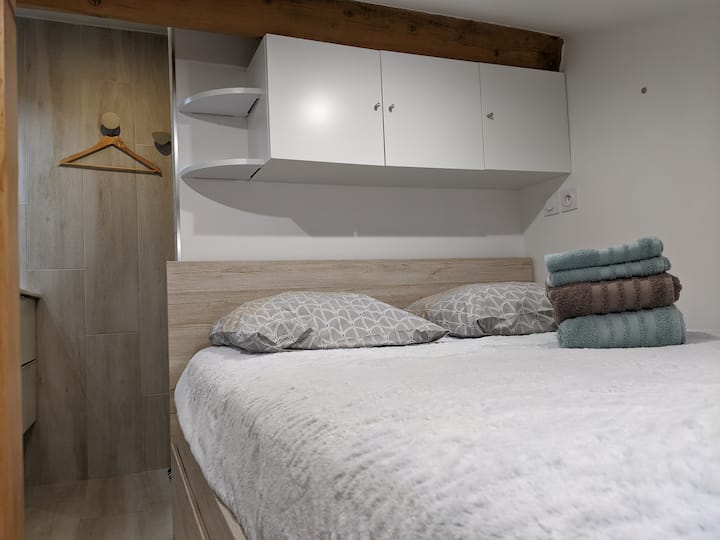 Almacenamiento en la parte superior de la cama y dos cajones debajo de la cama