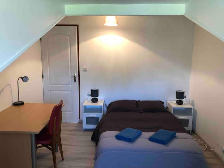 Chumba cha kulala 2
1 kitanda kwa 1 au 2 nafasi ya ofisi ya watu 
 