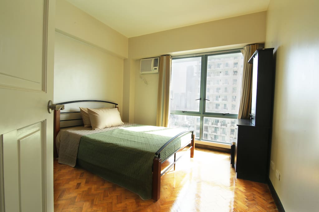 Airconditioned Master Bedroom (1 Queen bed)