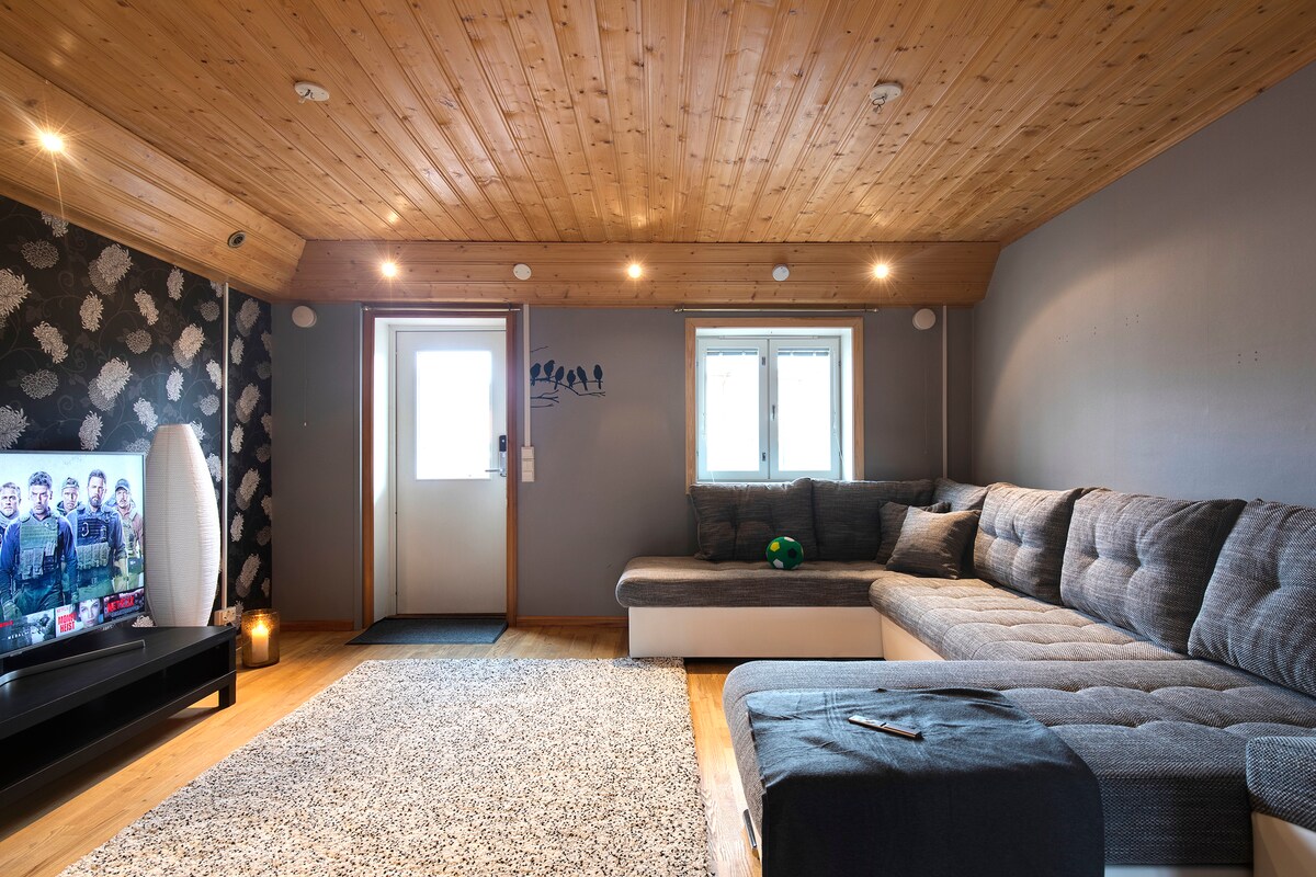 Moderný novo zariadený apartmán s rozlohou 53 m ² so súkromnou terasou. Obývacia izba má 3,1 m širokú rozkladaciu pohovku pre 3 až 4 osoby, 55-palcovú inteligentnú televíziu s vysokým rozlíšením Ultra HD, bezplatné Wi-Fi a bezplatný Netflix atď. V blízkosti centra, kúpeľov Mariebad, piesočných pláží vhodných pre deti, kaviarní, múzeí atď.