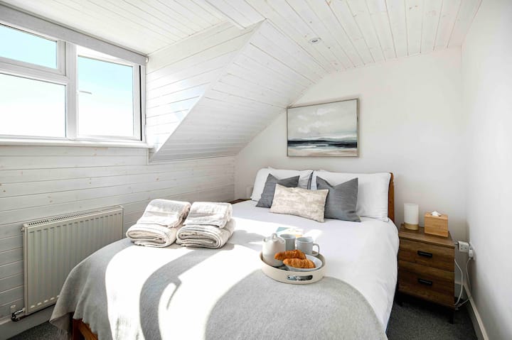 Divite se pogledu na krov Mary Poppins iz druge dvokrevetne spavaće sobe na katu s umivaonikom i raskošnom posteljinom; osjećat ćete se kao da ste na vrhu svijeta.
   