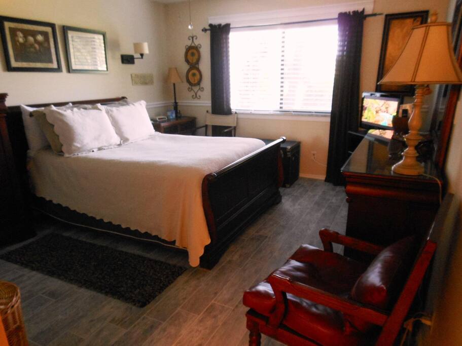 Master Bedroom w/Queen Bed
