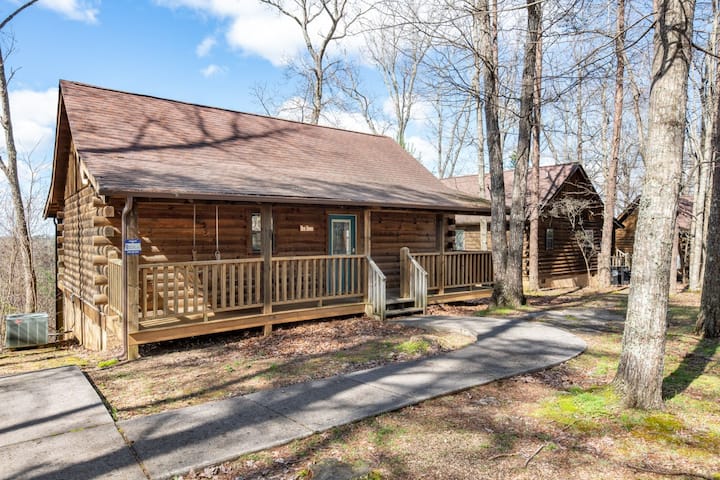 Pet Friendly Cabin Close To Town With Hot Tub Chalets For Rent In Sevierville Tennessee United States