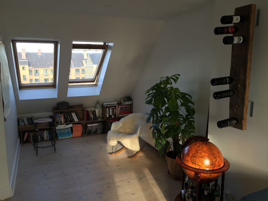 5th floor living room and library