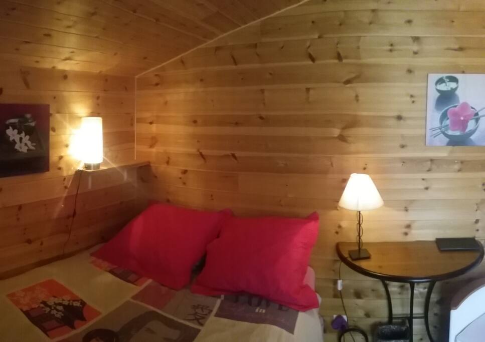 Chambre double ambiance rose.