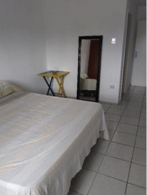 Suíte com espelho, mesa e cadeira disponíveis