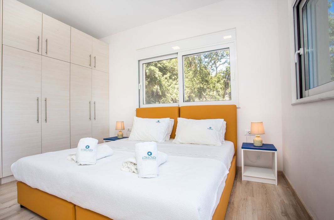 4. Schlafzimmer im Erdgeschoss mit eigenem Bad und direktem Zugang zur Terrasse im Erdgeschoss.