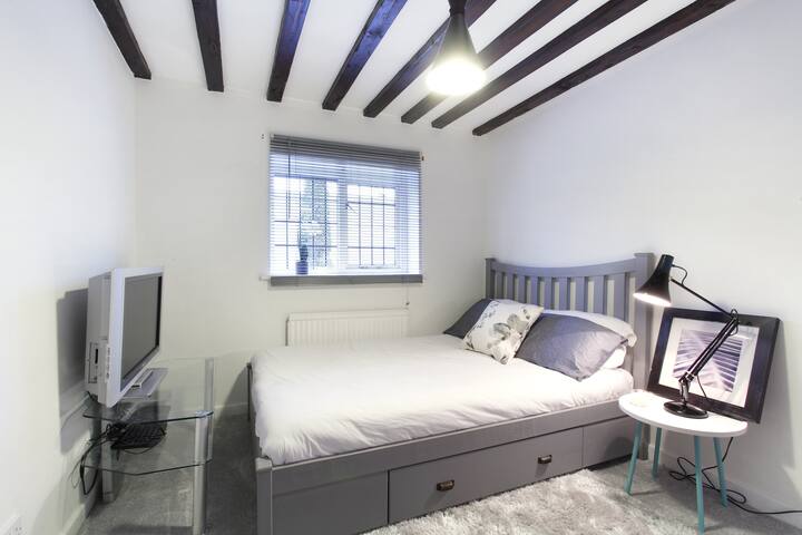 Dvojlôžková izba na 1. poschodí. Kúpeľňa je hneď. Krásny výhľad na veľký kopec.