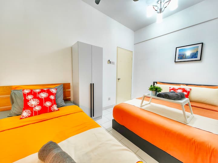 Segundo dormitorio con una cama queen y una cama súper individual