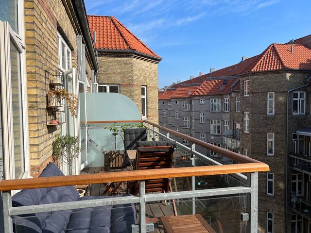 Great location, 3 twin beds and two balconys