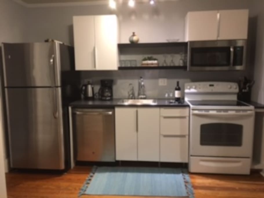 Full kitchen with ice maker & filtered water