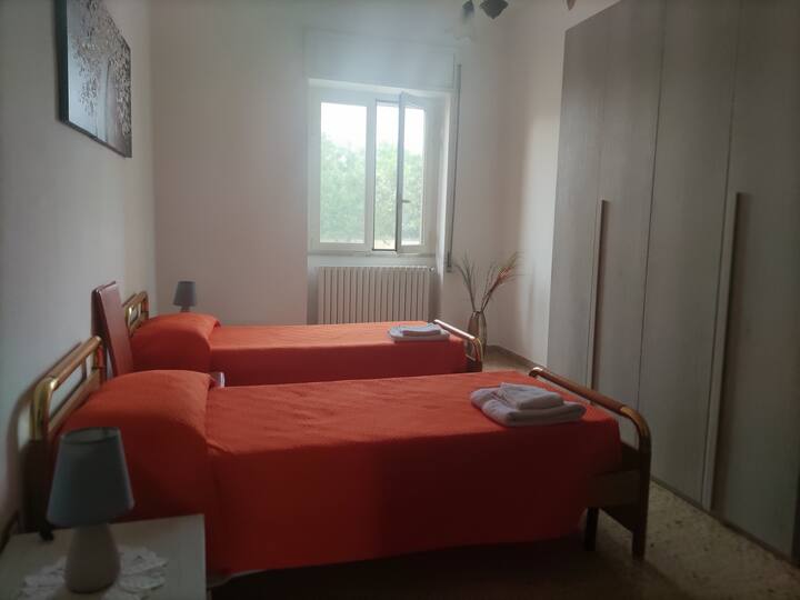 Una habitación con dos tumbonas