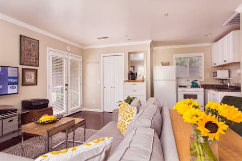 Popular Airbnb listing: Charming guesthouse in prestigious neighborhood in Beverly Hills