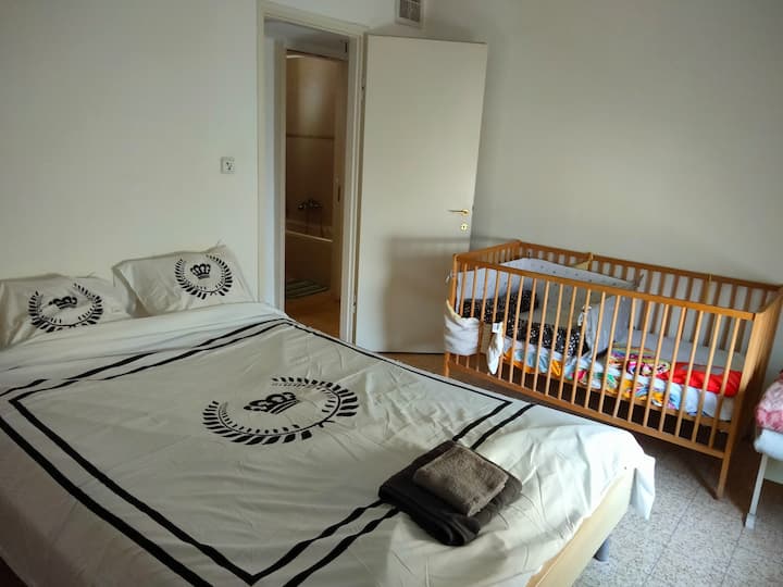 Dhomë për prindërit + krevat fëmijësh