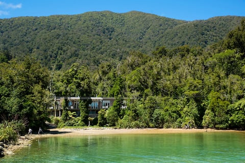 No Road Inn in Endeavour Inlet, Marlborough Sounds