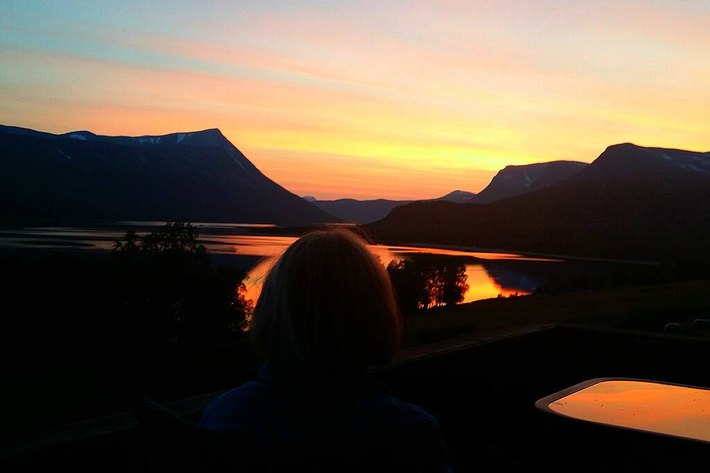 Nyt de vakre solnedgangene fra setra