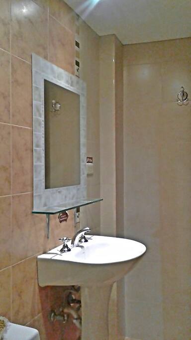 BAÑO PRIVADO: agua caliente 24 horas del día