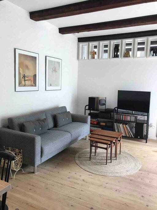 Livingroom with acces to the other rooms and terrasse.