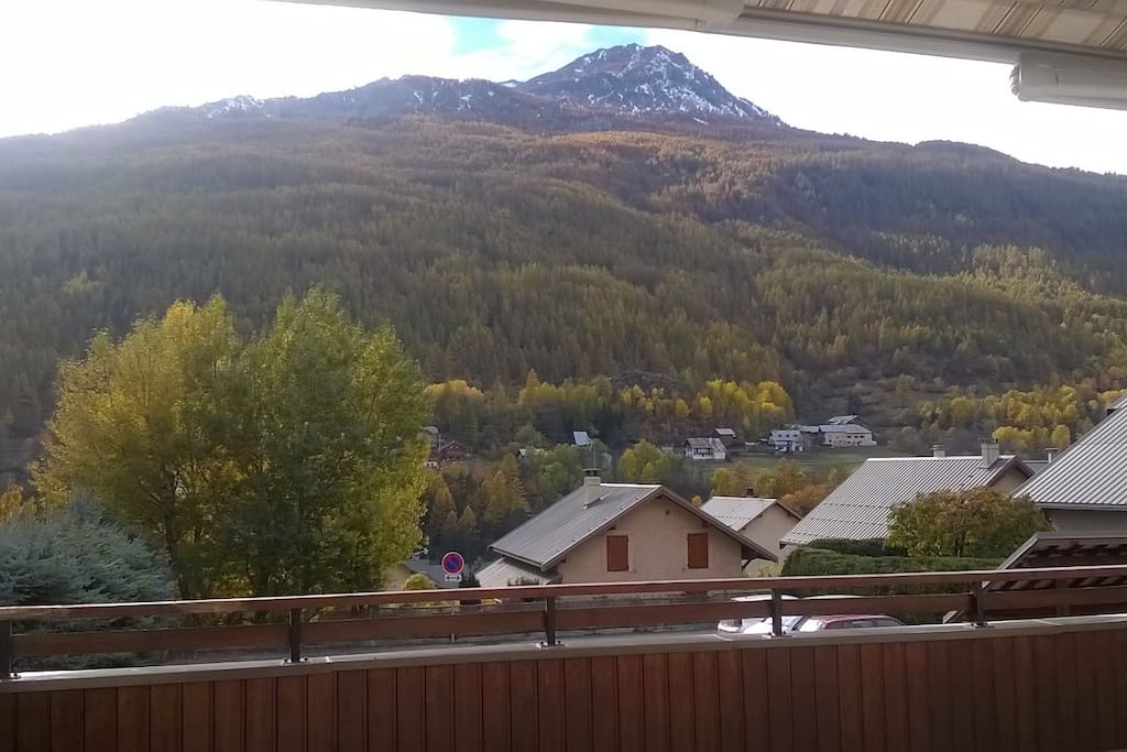 séjour ouvrant sur terrasse avec vue sur le Prorel