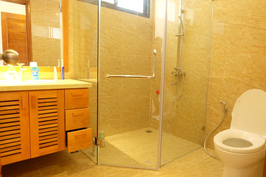 Modern and clean bathroom 1