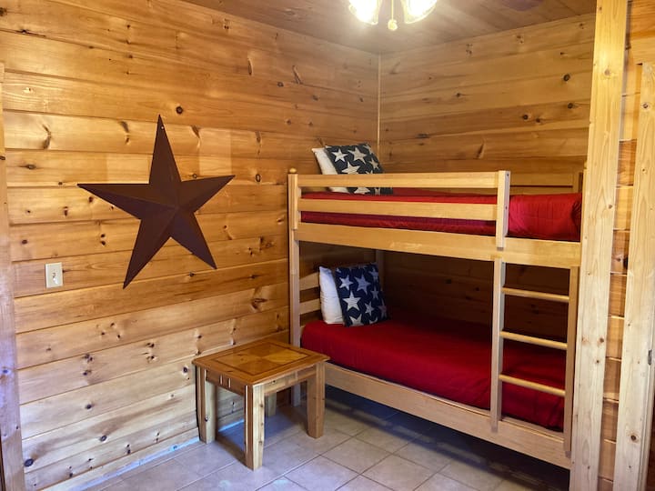 سرير بطابقين بمستوى منخفض