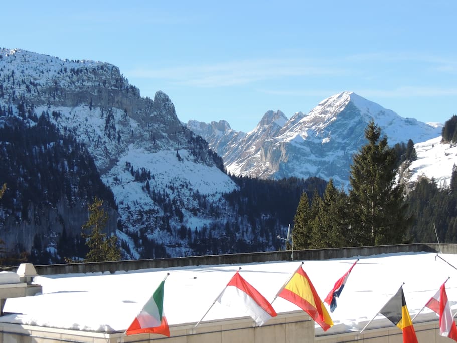 vue vers le lac de Flaine par dessus la galerie commençante