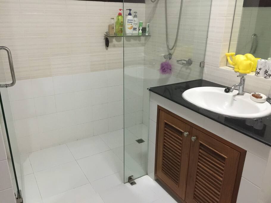Private Washroom 1/2