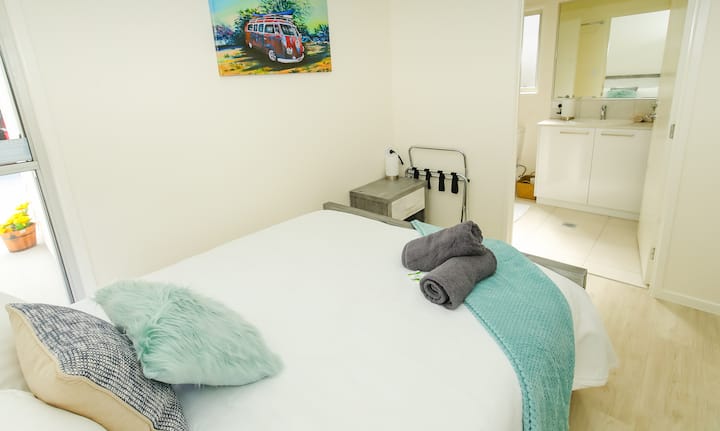 Moogerah Lakehouse #3 - Queen bed and bathroom connected