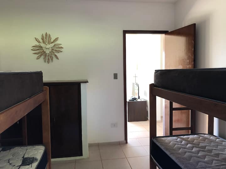 我们的公寓03有两张双层床的单人房，最多可入住4人