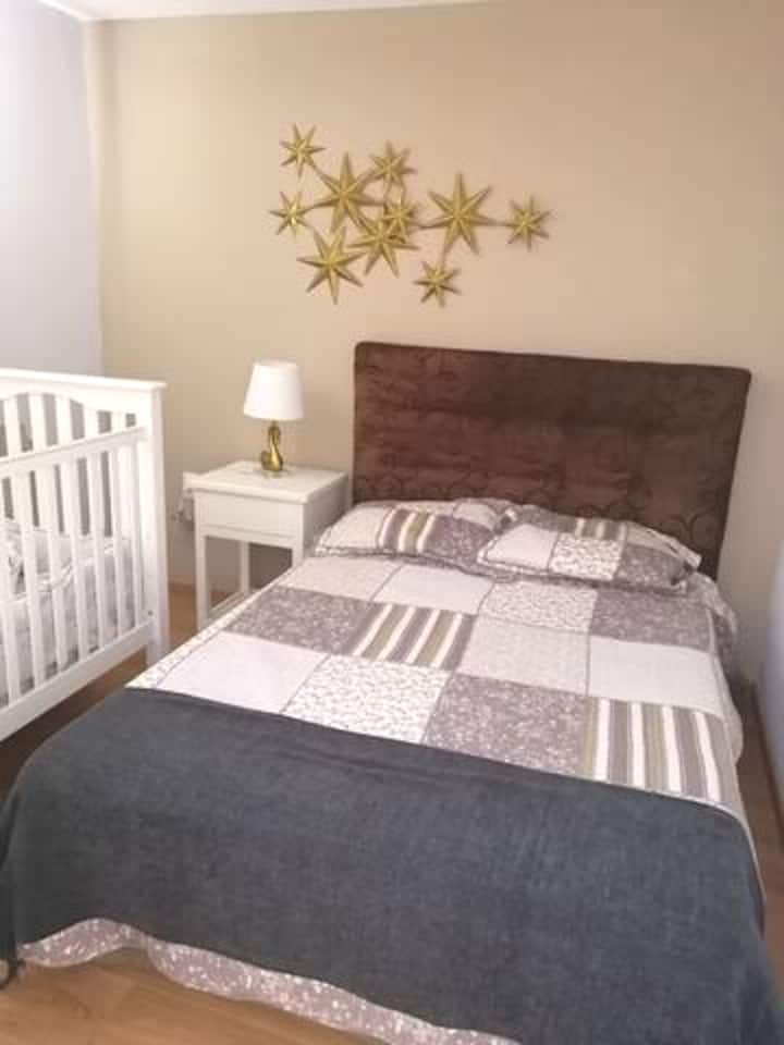 2号卧室配有双人床和婴儿床