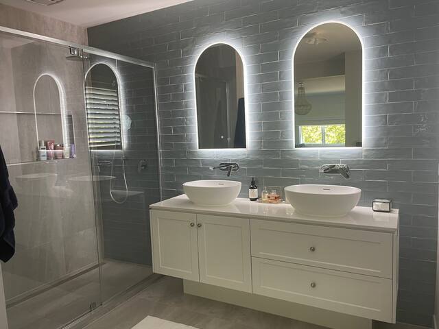 Hampton’s Entertainer with saltwater pool gallery image 3