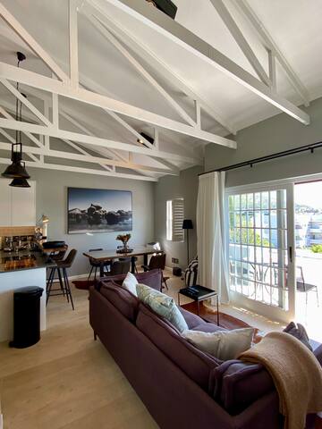 Luxury APT, Views, AC, Wifi, DSTV, No LoadShedding gallery image 4