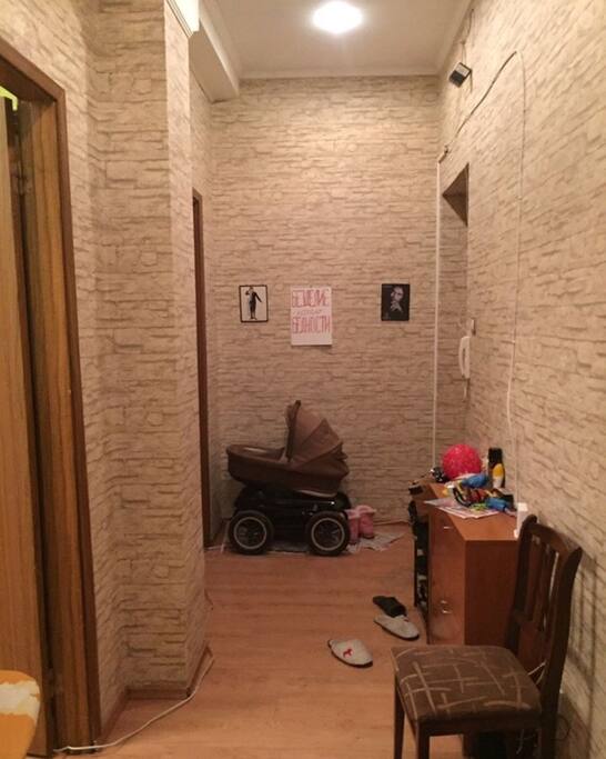 На данный момент в прихожей личных вещей нет