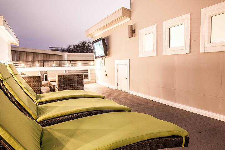 Bachelorette Nash! Broadway/DT/Gulch/12S mins away gallery image 2