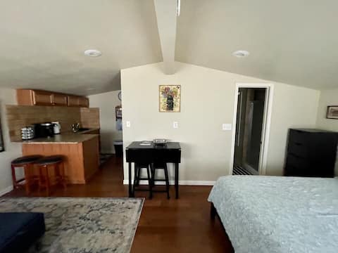 Private guest house up hill from Lake Lewisville