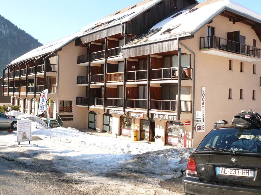 La résidence côté pistes (location skis au RdC)