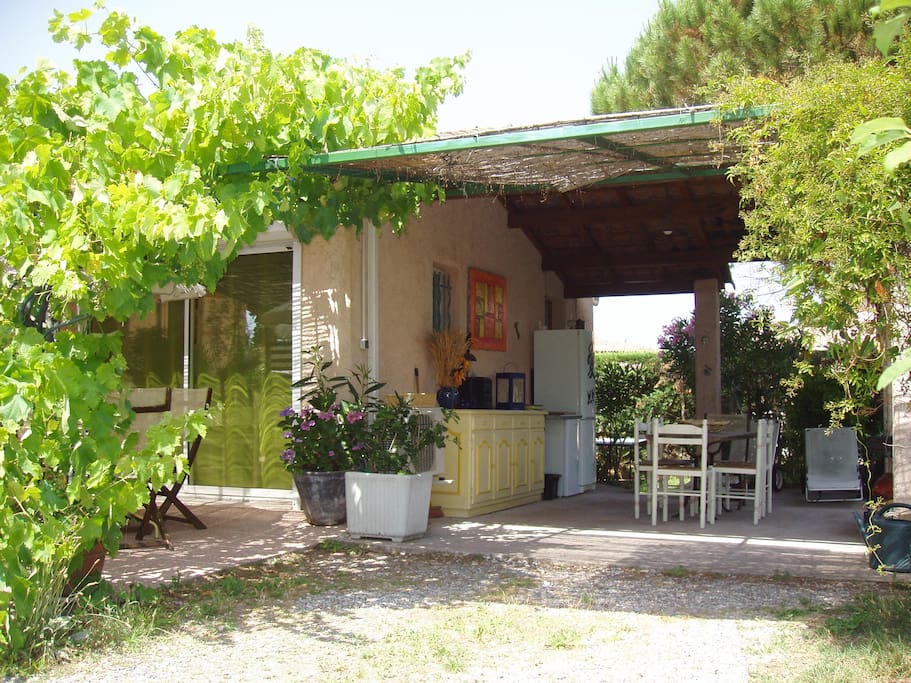 Terrasse couverte avec place de parking en premier plan