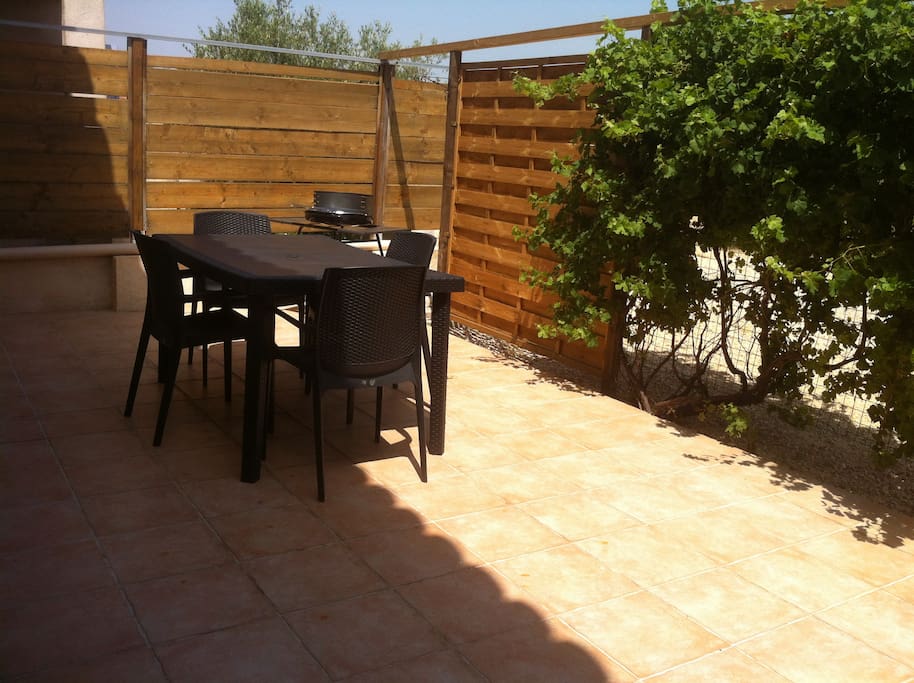 Terrasse privative avec barbecue