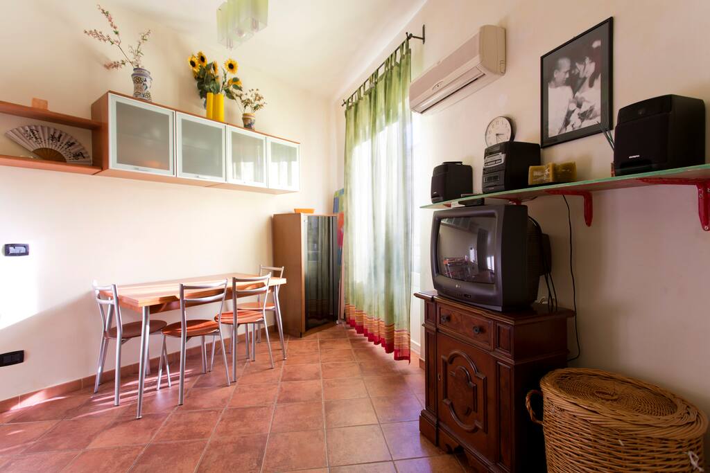 Soggiorno, zona pranzo luminosa
